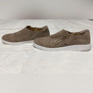 Vaneli Women’s Sz 9M Tan Casual Slip-On Shoes